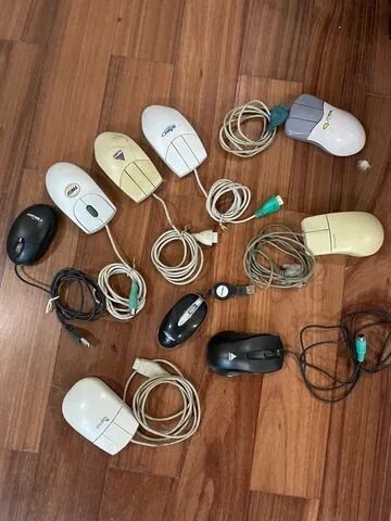 Uma matilha de mouses de várias gerações dos anos 90