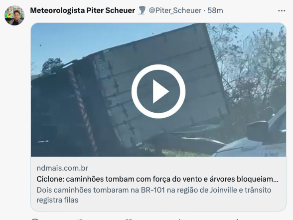 Chamada para vídeo publicado on-line por meteorologista, com imafem de um caminhão baú tombado e o texto:<br><br>Ciclone: caminhões tombam com força do vento e árvores bloqueiam...<br>Dois caminhões tombaram na BR-101 na região de Joinville e trânsito<br>registra filas