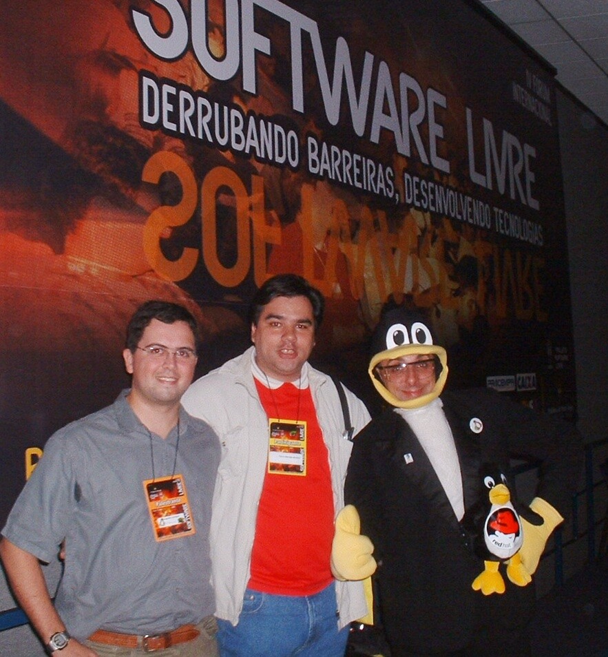 Eu novinho em foto num FISL, com crachá de palestrante