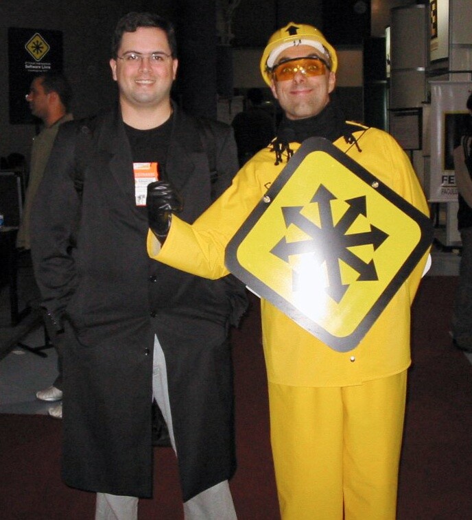 Eu de sobretudo, num dia um pouquinho mais frio, e o animador de torcida do FISL, em uniforme solar