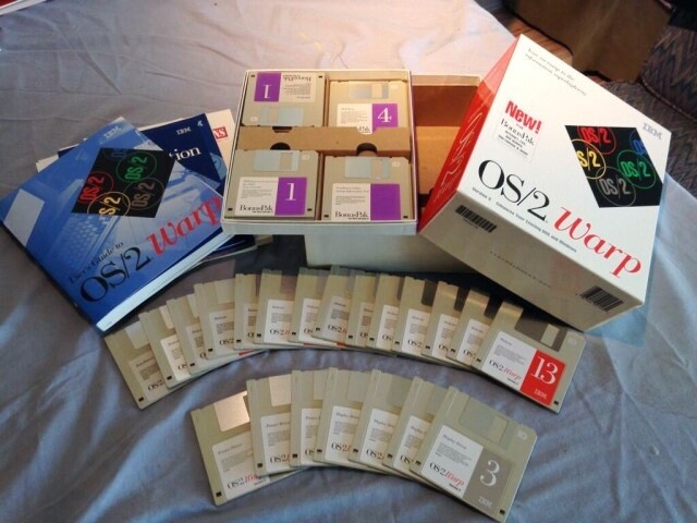 Caixas, manuais e disquetes de instalação do OS/2 Warp