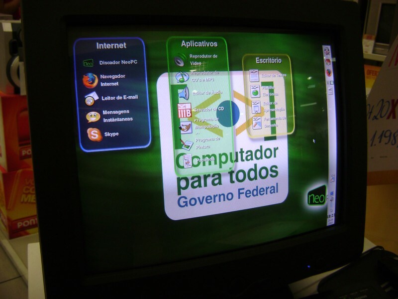 Desktop e menu de aplicativos no monitor de uma das versões do Computador para Todos