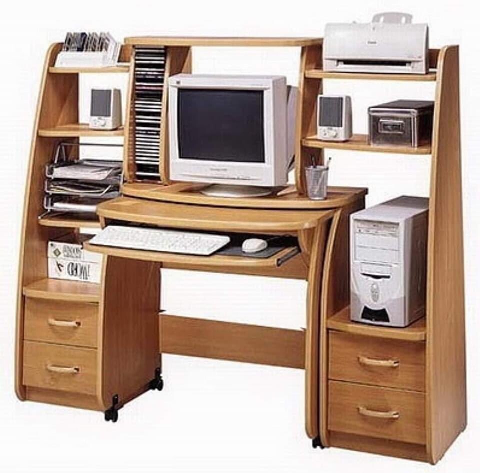 “mesa de computador“ com estantes e gavetas incorporadas, linhas curvas, um tampo rebaixado super apertado para o teclado, CPU mini-torre, monitor CRT, organizador vertical para 36 CDs, caixas de som Creative, impressora jato de tinta, bandejas para organização de papeis