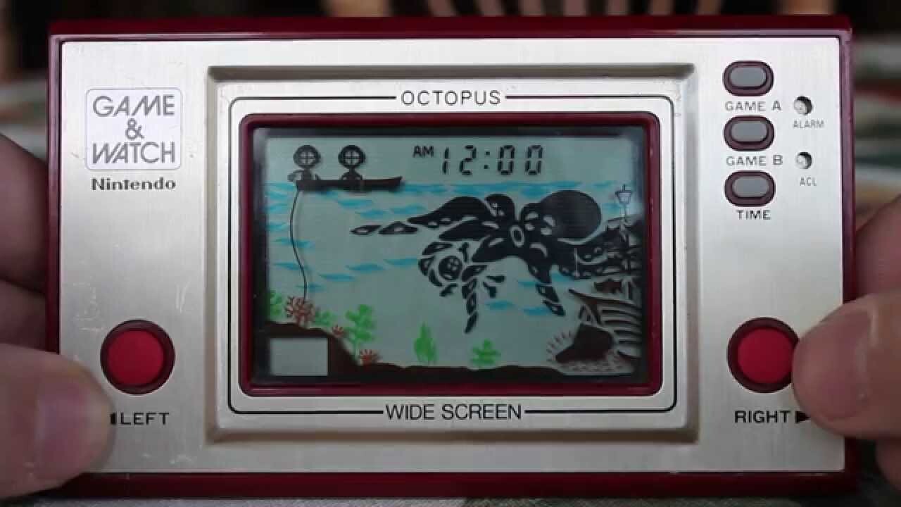 Pessoa jogando o Game & Watch Octopus