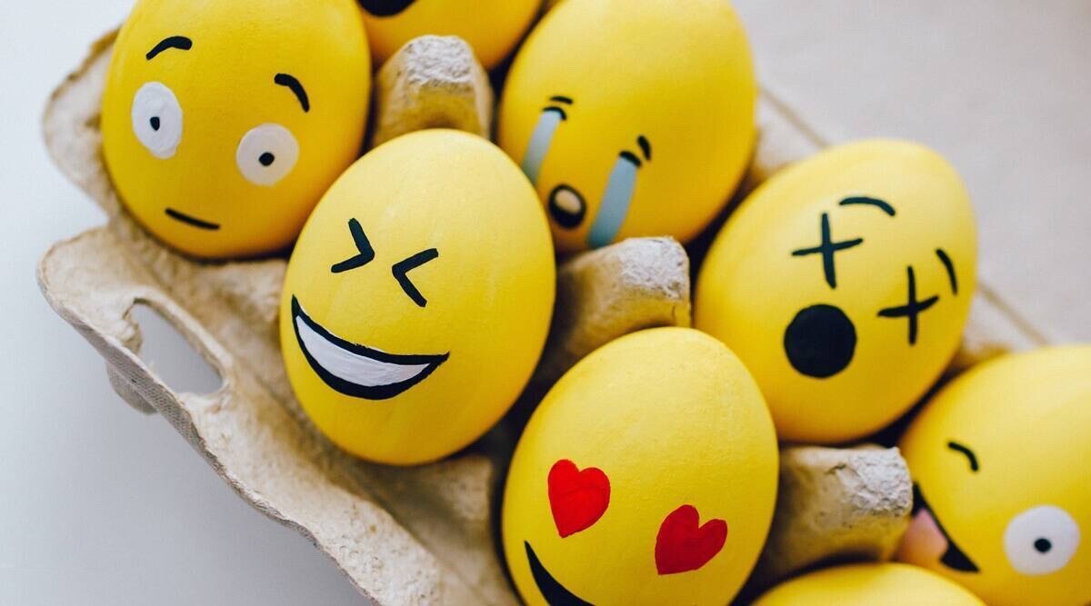 Caixa de ovos pintados com tema de emoji