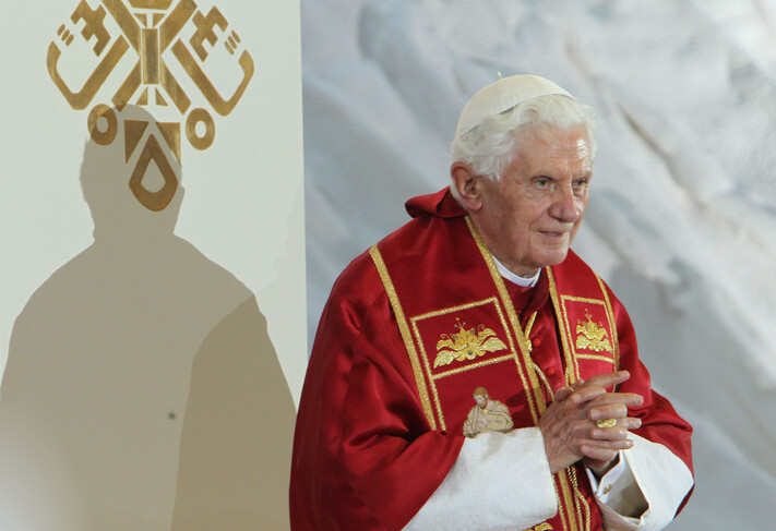 Papa projeta sombra sobre parede do Vaticano