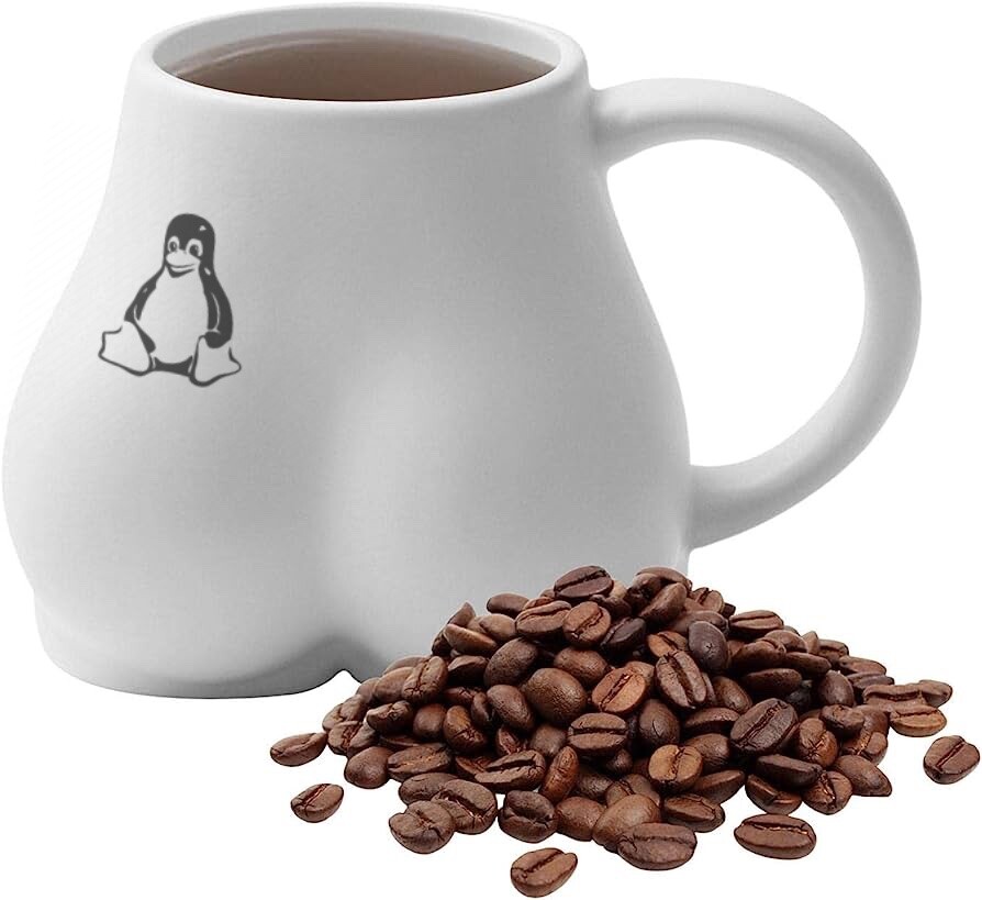Uma xícara em formato calipígio, com um emblema do símbolo do Linux, e uma pilha de grãos de café ao lado