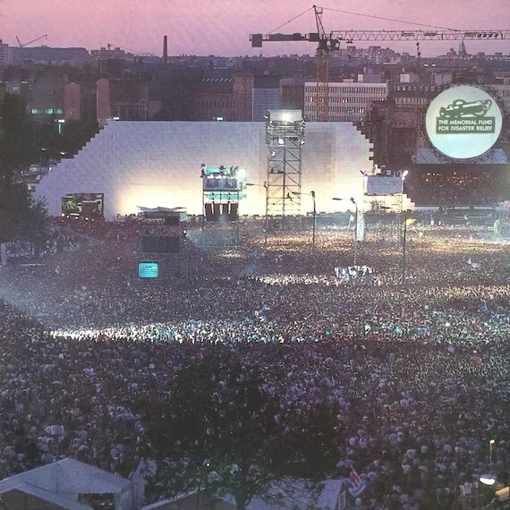 Público reunido para comemorar com The Wall a queda do muro