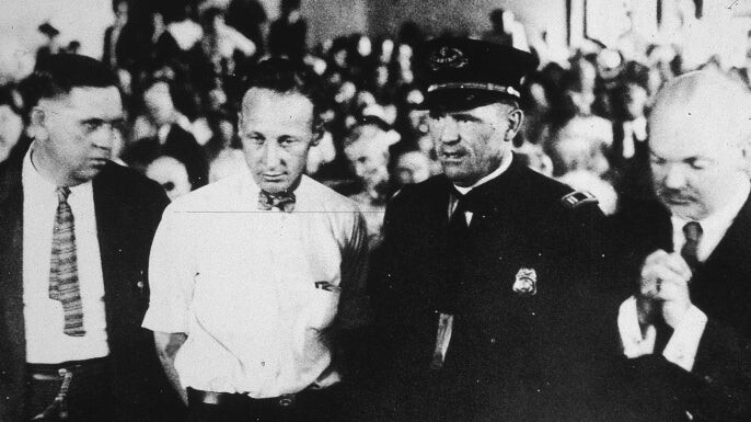 John T. Scopes (à esquerda do policial) no tribunal