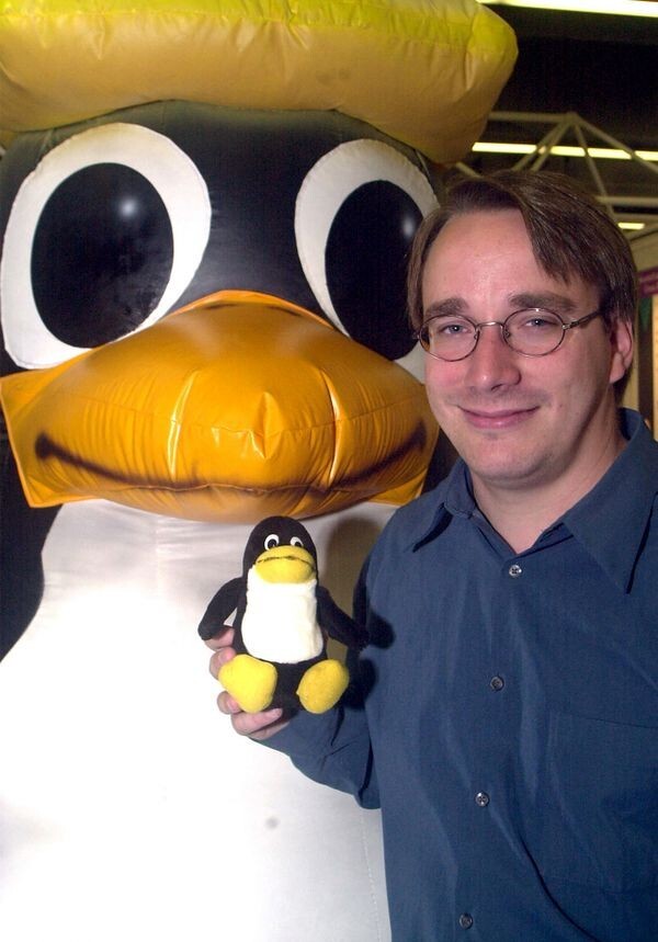 Linus Torvalds com 2 pinguins 