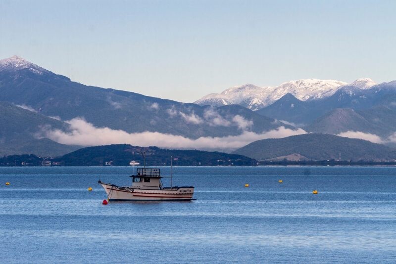 A neve na Serra do Tabuleiro, vista a partir da areia da praia em Florianópolis, 2013