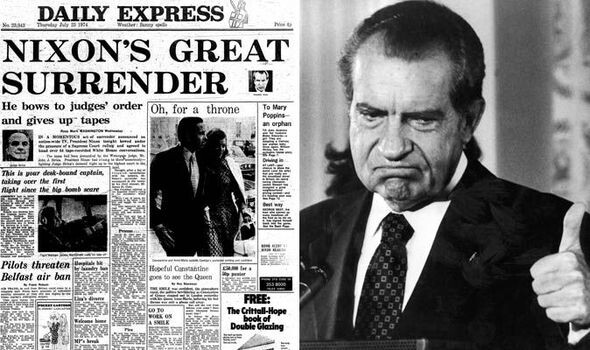 Manchete de jornal alusiva à “grande rendição“ de Nixon, e foto dele fazendo um sinal de positivo com a mão, e uma expressão facial negativa.