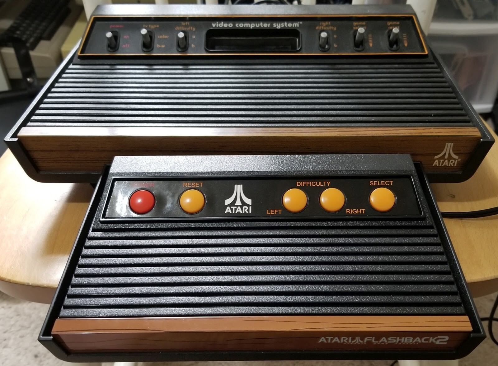 Atari Flashback 2 em frente a um Atari VCS, modelo inicial do Atari 2600