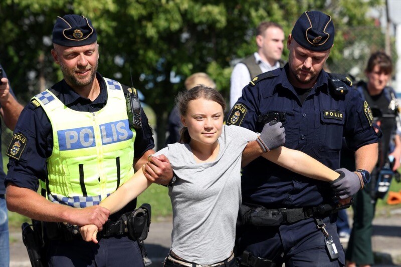 A ativista Greta Thunberg sendo detida por participação em protestos ontem