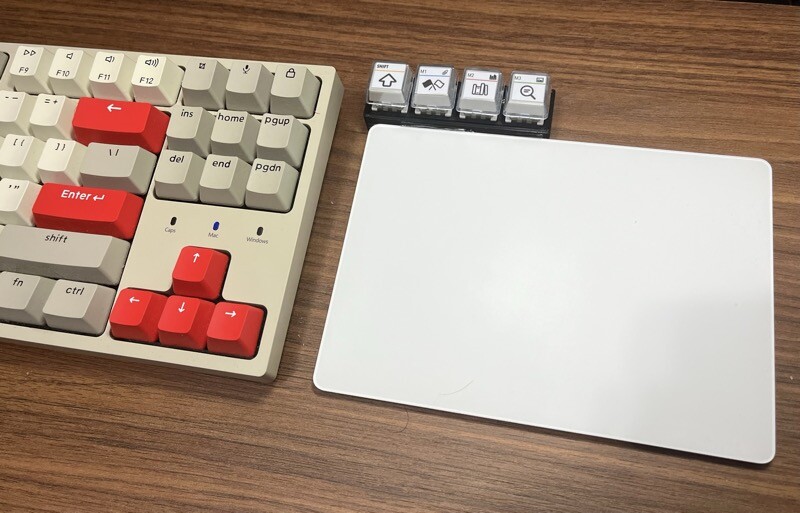 teclado normal, trackpad, e um tecladinho de 4 teclas expandindo a funcionalidade do trackpad