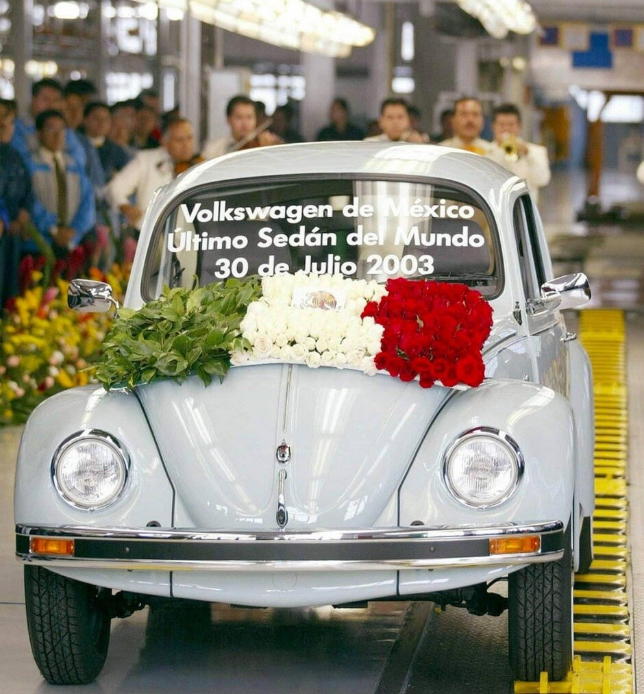 O último fusca, e a banda de mariachis quase oculta atrás dele