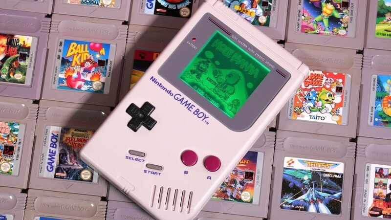 O Game Boy original, sobre uma coleção de seus cartuchos