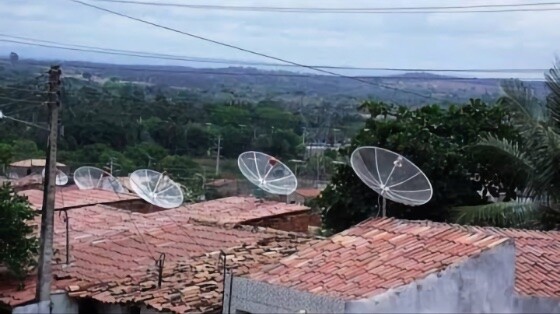 5 casas vizinhas, cada uma com sua antena de recepção de TV via satélite