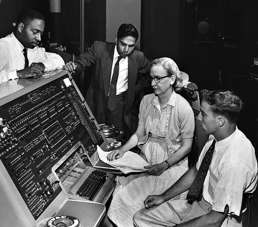 Grace Hopper no console do pioneiro UNIVAC I, por volta de 1960.<br>