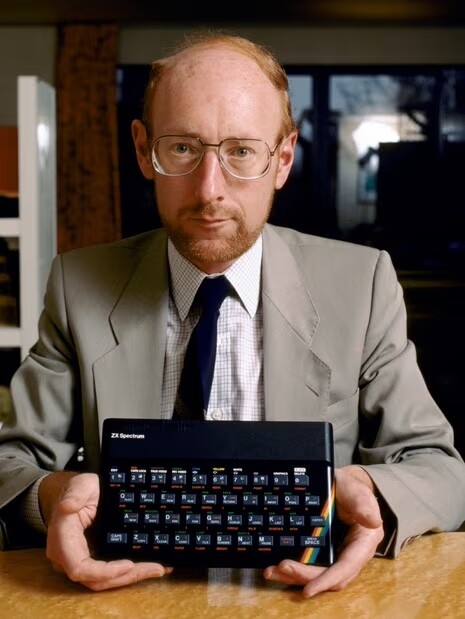 Clive Sinclair segura um ZX Spectrum