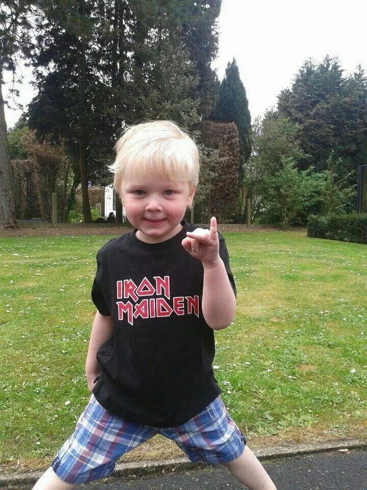 Um menino com camiseta e atitude de fã do Iron Maiden