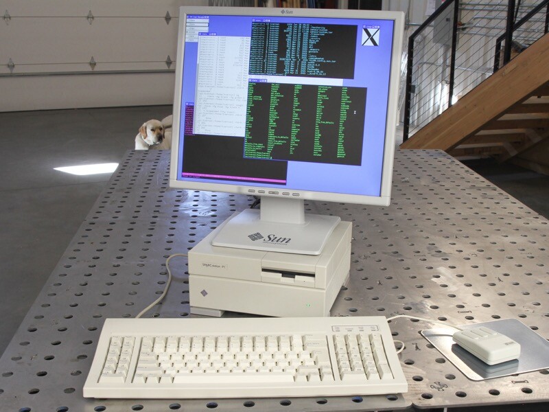 Uma SparcStation, e um cachorro por trás