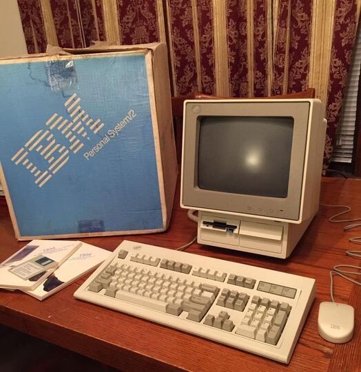 Um PS/2 modelo 25, com gabinete + monitor monobloco