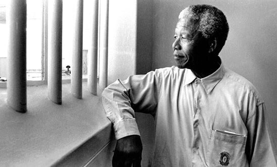 Foto em preto e branco de Nelson Mandela ainda na prisão décadas depois