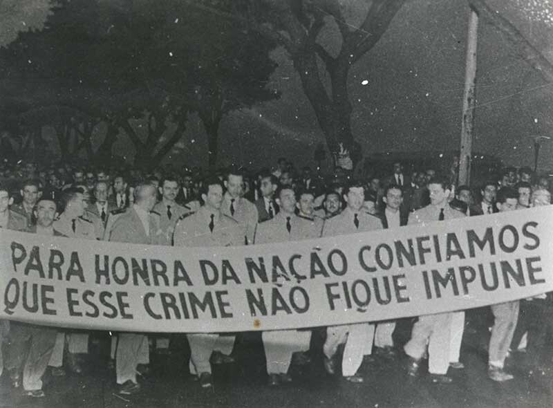 Fotografia de uma manifestação de militares com faixa alusiva ao crime da rua Toneleros em Copacabana, Rio de Janeiro 1954 (Arquivo Nacional / Agência Nacional)