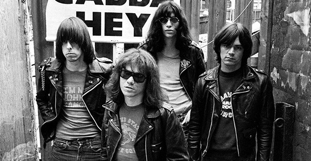 Foto em preto e branco dos integrantes da banda