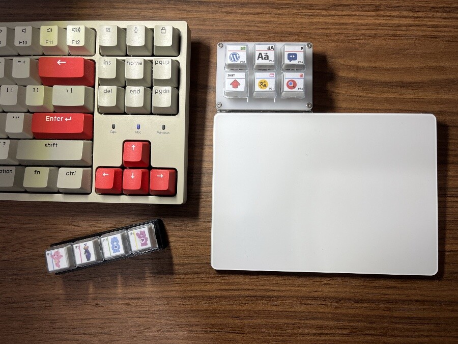 um trackpad e 3 teclados, sendo 2 deles com teclas personalizadas