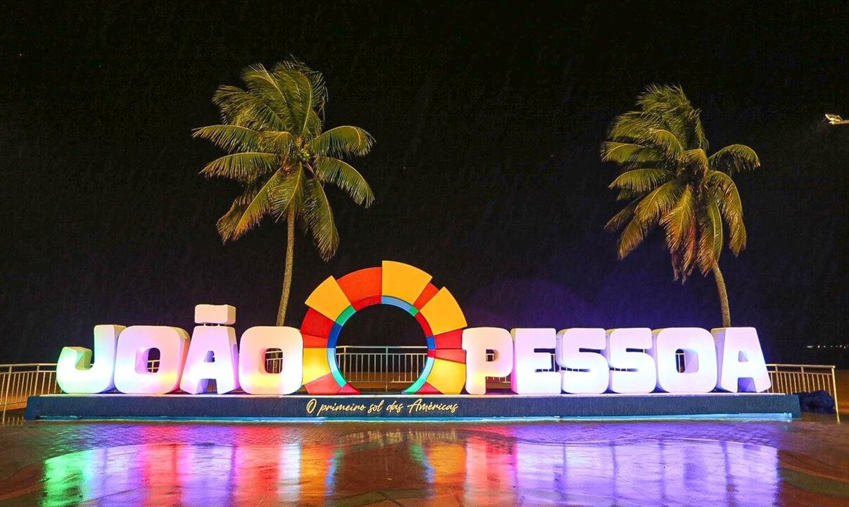 Foto noturna de atração turística de João Pessoa