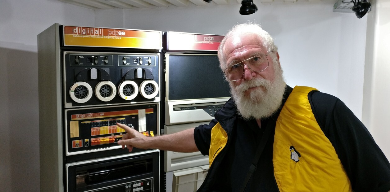 Jon 'maddog' Hall em frente a um PDP8 histórico