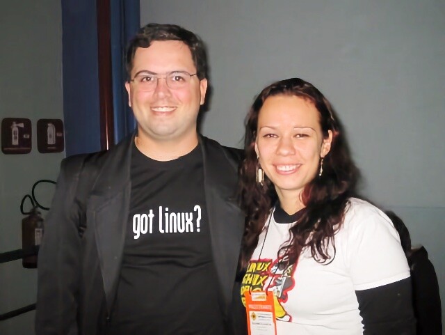 Eu e a Sulamita Garcia, então coordenadora das LinuxChix BR, logo após participarmos da jam session no FISL de 2004