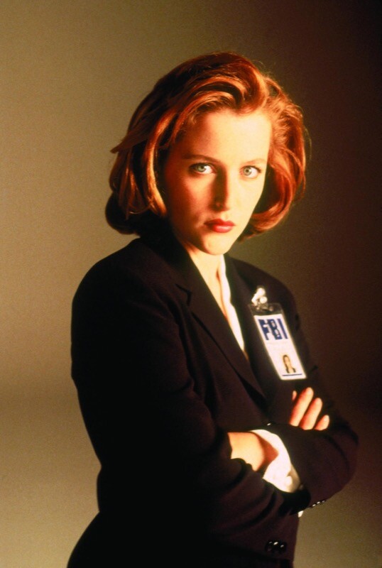 A personagem Dana Scully, com crachá do FBI