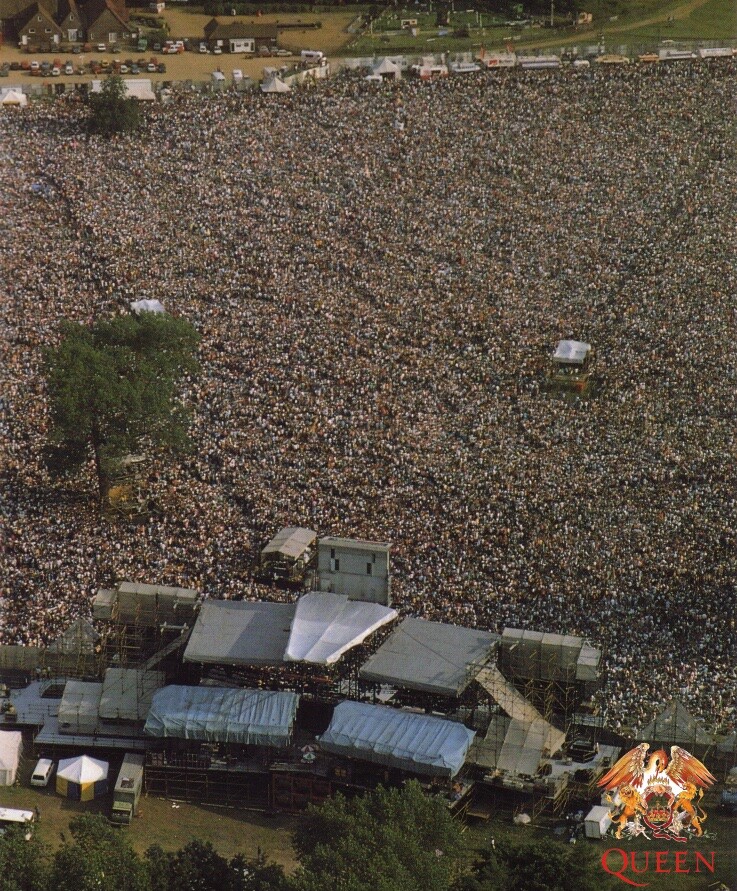 O público em frente ao palco para o show do Queen em Knebworth