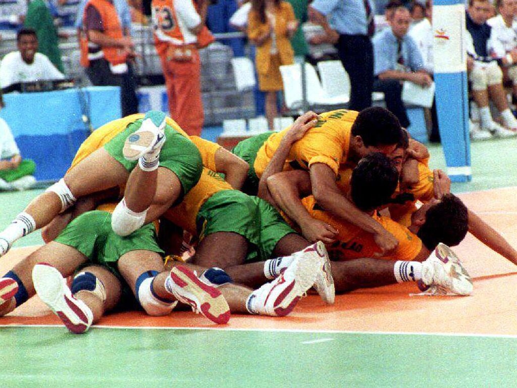 Jogadores brasileiros comemorando a conquista da medalha de ouro<br>