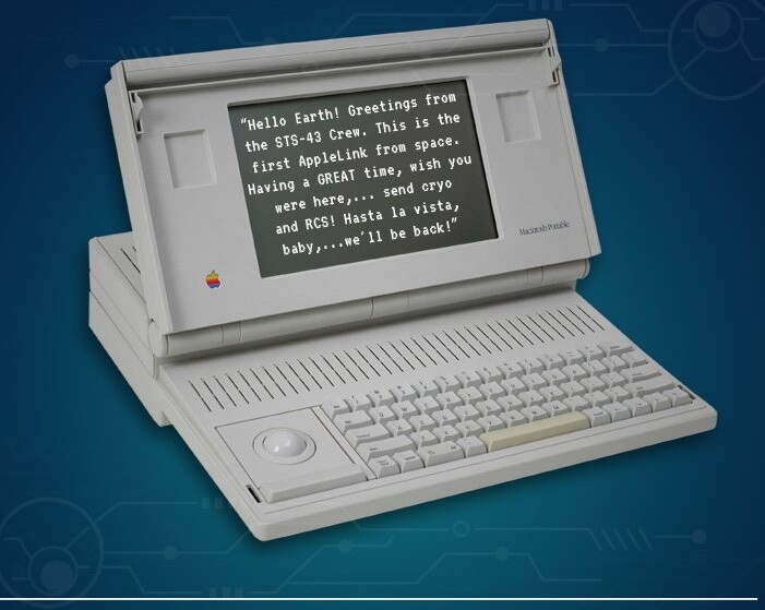 MAC PORTÁTIL COM O TEXTO DO PRIMEIRO E-MAIL DO ESPAÇO:<br><br>Hello Earth! Greetings from the STS-43 Crew. This is the first AppleLink from space. Having a GREAT time, wish you were here,. send cryo and RCS! Hasta la vista, baby, we'll be back!<br>