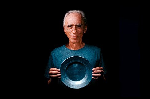 Betinho segura um prato vazio em imagem de campanha contra a fome