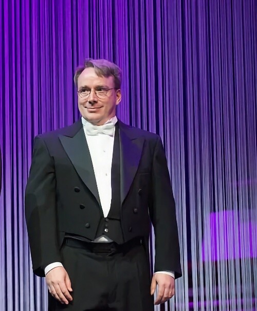 Linus Torvalds no palco, em traje de gala