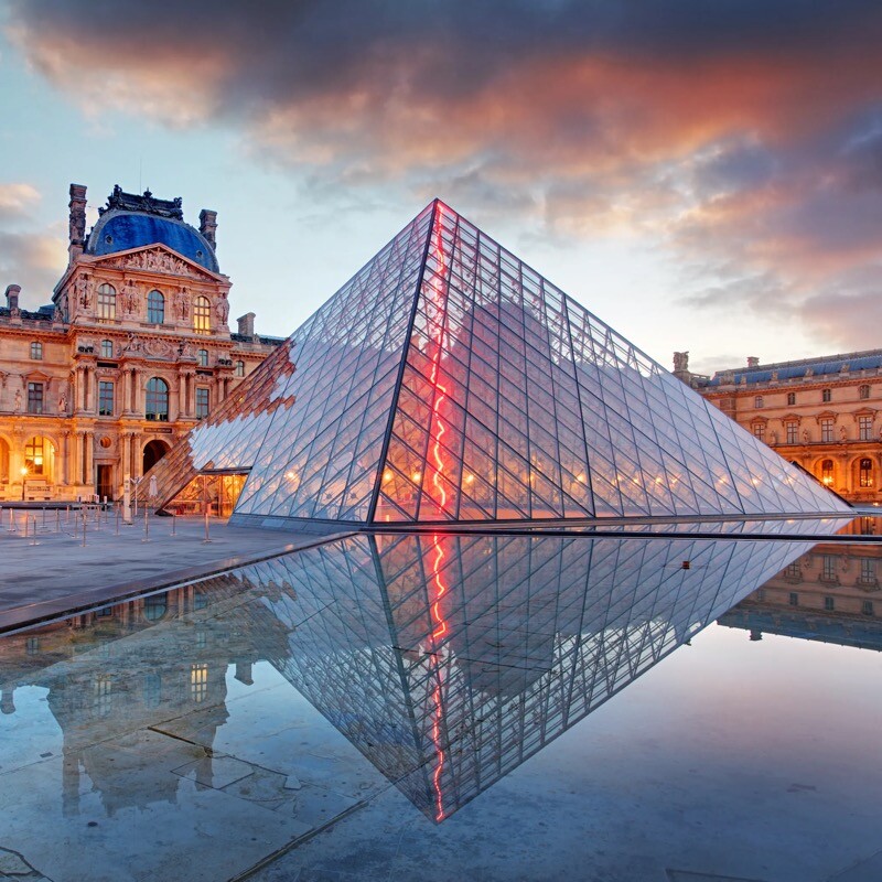 O Louvre em visão moderna, incluindo a pirâmide transparente