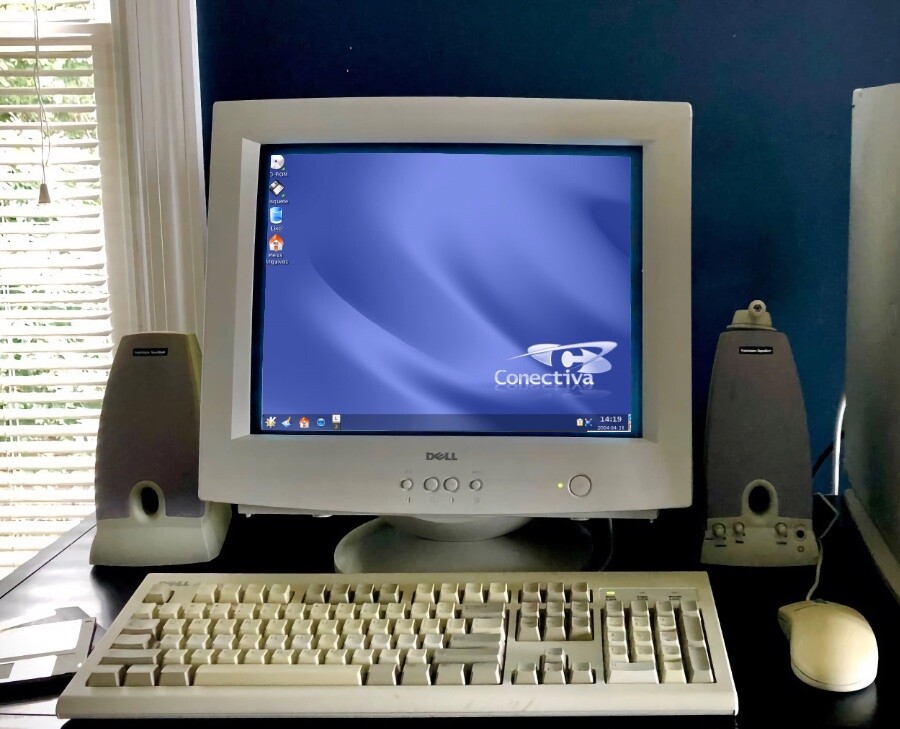 Desktop de uma versão do Conectiva de 2004 com o KDE 3