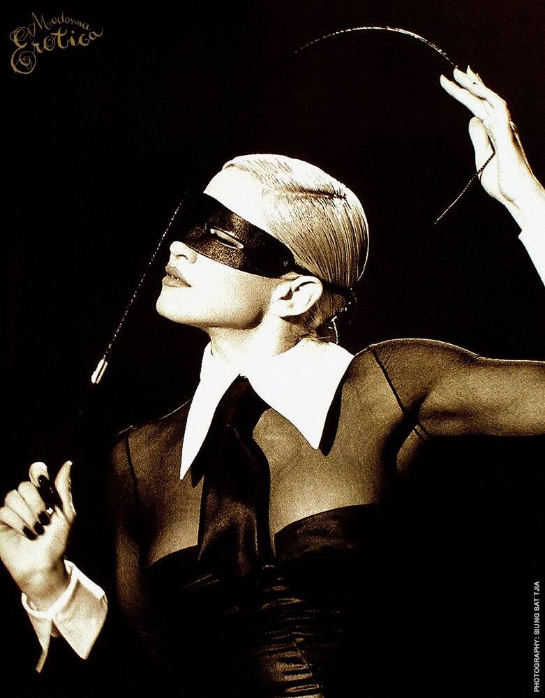 Madonna em imagem promocional de Erotica (1992)