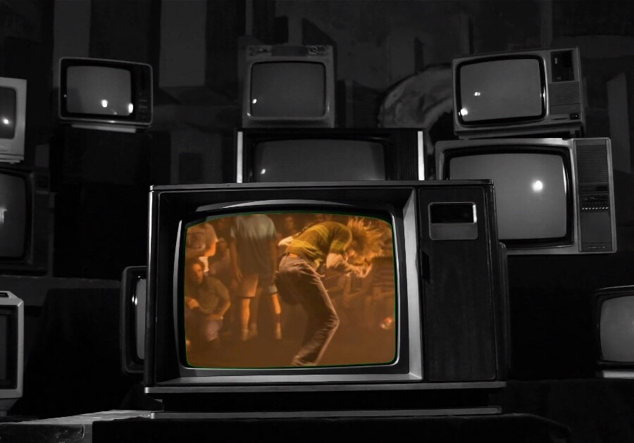 Kurt Cobain e plateia em cena do clipe de 'Smells Like Teen Spirit'