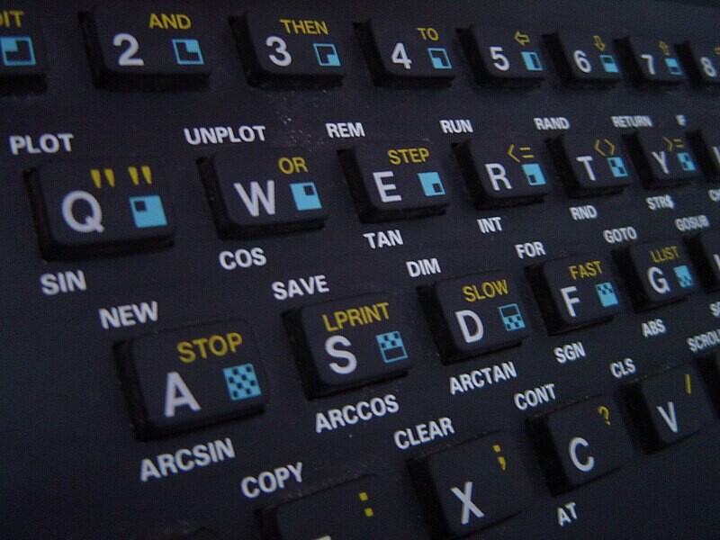 Foto das teclas do lado esquerdo do teclado de um TK85, mostrando seus caracteres, comandos BASIC e elementos semigráficos associados