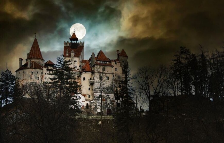 Lua cheia sobre um castelo nos montes Cárpatos, na Transilvânia