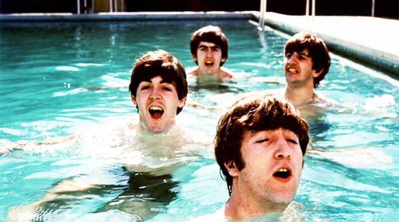Os Beatles em uma piscina, com os cabelos secos