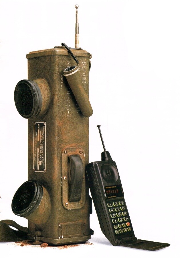 Micro Tac ao lado de um Walkie Talkie da década de 1940