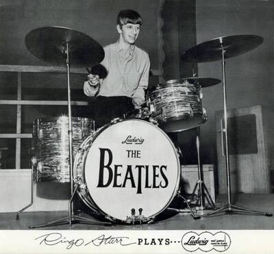 O jovem Ringo no comando da cozinha dos Beatles em foto promocional de marca de instrumentos musicais