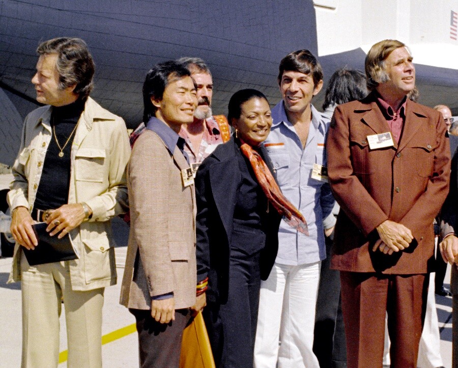 Gene Roddenberry, à direita do elenco de Star Trek
